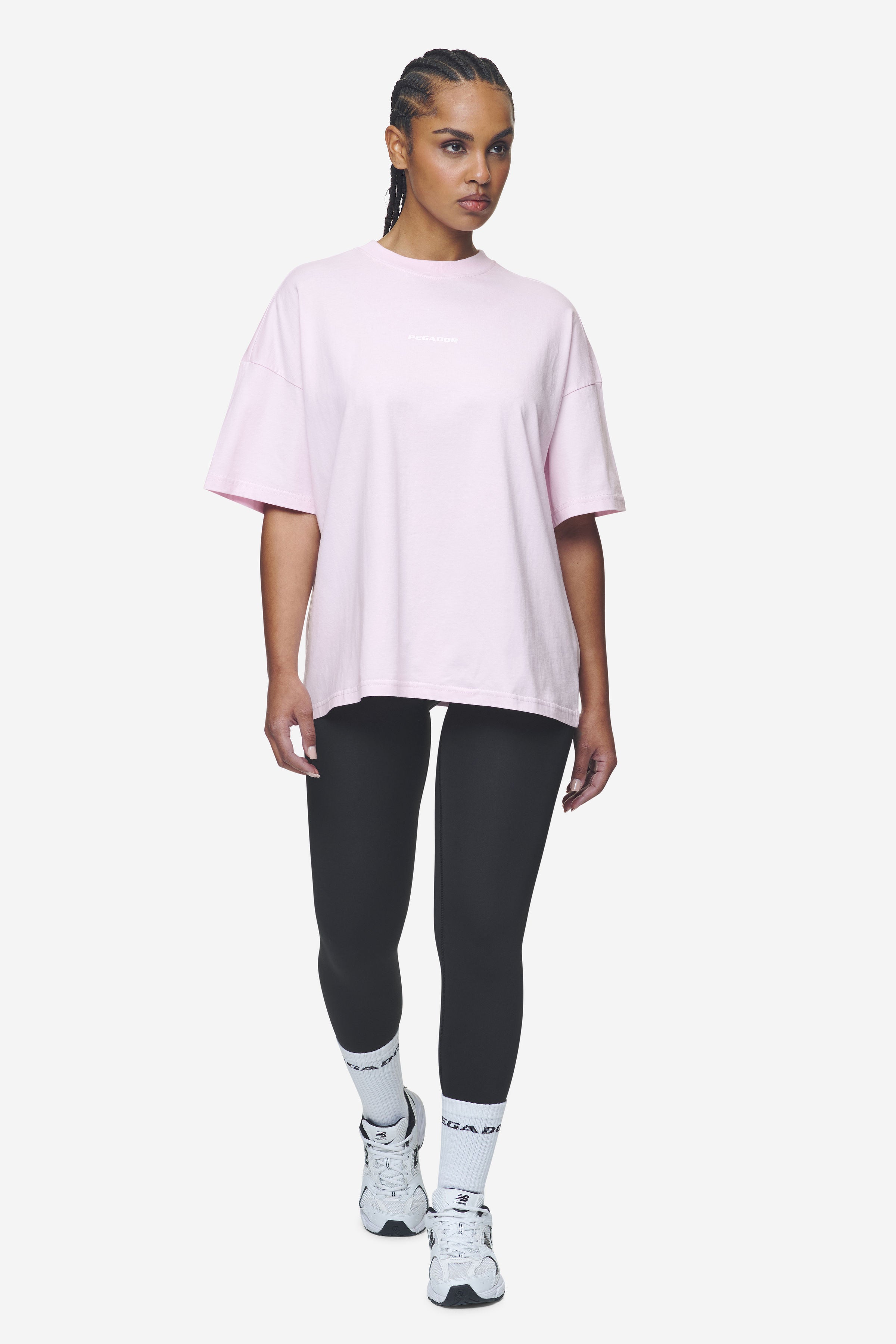 Pegador Arendal Logo Heavy Oversized Tee Washed Bubblegum White Ganzkörper Bild aus der Next Wave Kollektion für DaHerren