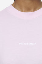 Pegador Arendal Logo Heavy Oversized Tee Washed Bubblegum White Detailshot aus der Next Wave Kollektion für DaHerren