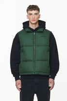 Pegador Landin Puffer Vest British Green Seitenansicht aus der PEGADOR® Outerwear 23 Kollektion für Herren