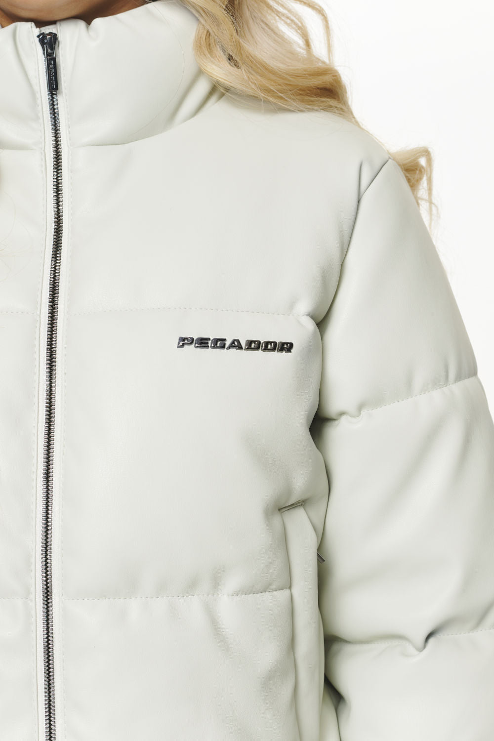 Pegador Baker Vegan Leather Puffer Jacket Bone White Detailshot aus der PEGADOR® Outerwear 23 Kollektion für DaHerren