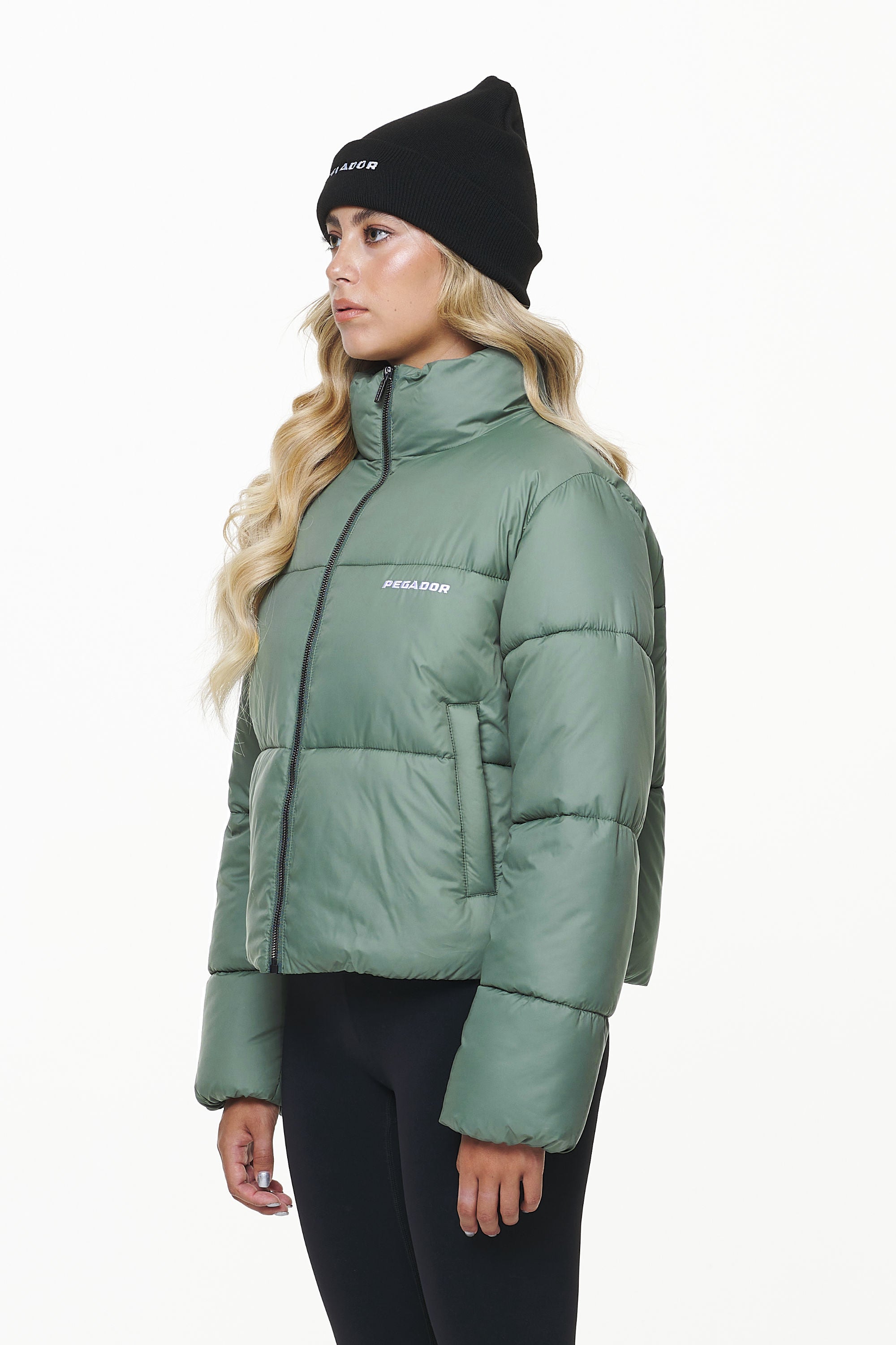 Pegador Georgia Puffer Jacket Garden Green Detailshot aus der PEGADOR® Outerwear 23 Kollektion für DaHerren