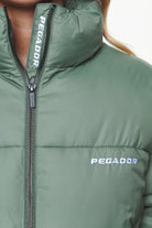 Pegador Georgia Puffer Jacket Garden Green Detailshot aus der PEGADOR® Outerwear 23 Kollektion für DaHerren