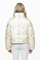 Pegador Royal Marble Puffer Jacket Bone White Fossil Taupe Detailshot aus der PEGADOR® Outerwear 23 Kollektion für DaHerren