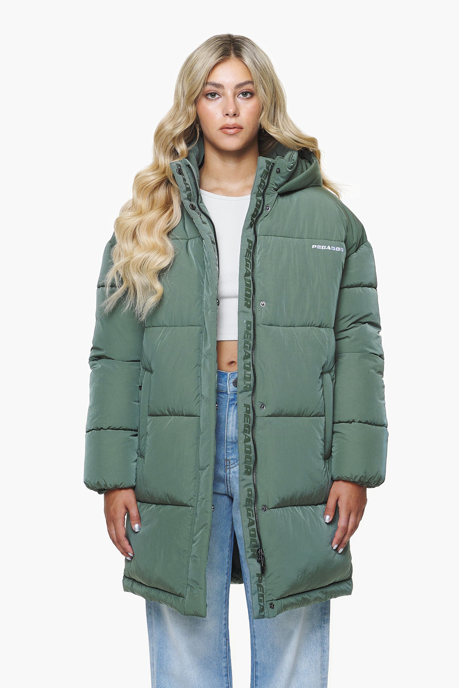 Pegador Downing Crushed Oversized Puffer Coat Garden Green Hauptansicht aus der PEGADOR® Outerwear 23 Kollektion für DaHerren