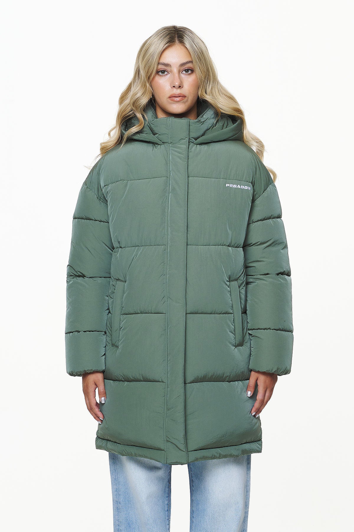 Pegador Downing Crushed Oversized Puffer Coat Garden Green Gegenansicht aus der PEGADOR® Outerwear 23 Kollektion für DaHerren