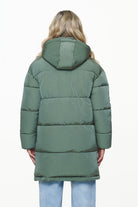 Pegador Downing Crushed Oversized Puffer Coat Garden Green Detailshot aus der PEGADOR® Outerwear 23 Kollektion für DaHerren