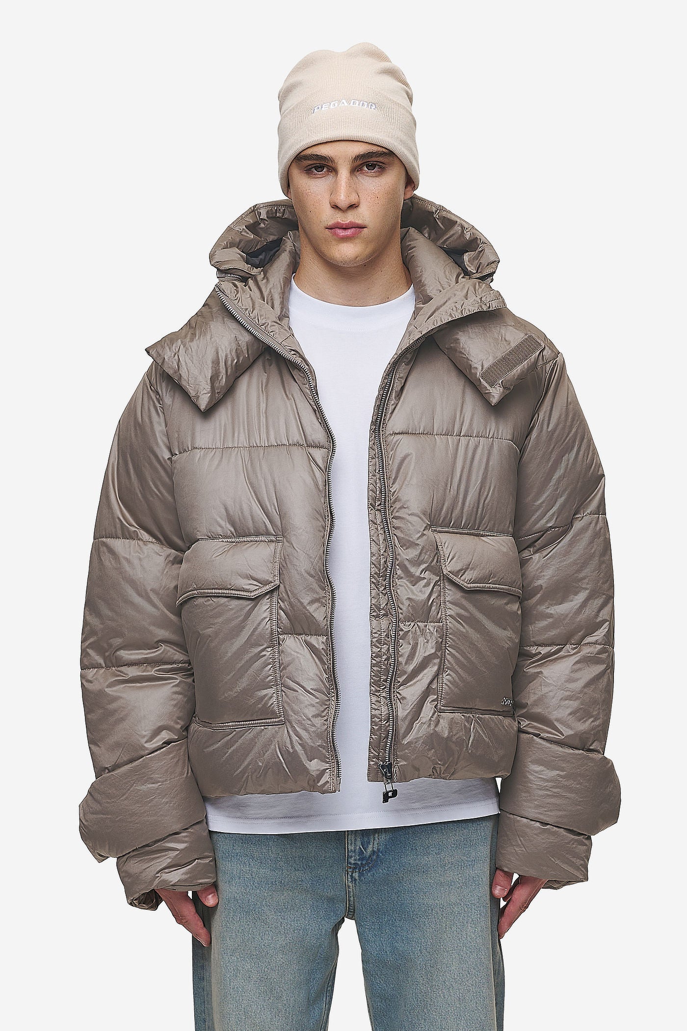 Pegador Garrick Vintage Oversized Puffer Jacket Light Brown Seitenansicht aus der PEGADOR® Outerwear 24 Kollektion für Herren