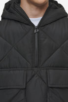 Pegador Eldred Jump-In Puffer Jacket Black Detailshot aus der PEGADOR® Outerwear 24 Kollektion für Herren