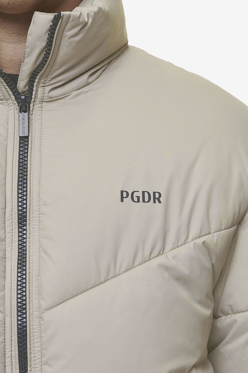 Pegador Anando Puffer Jacket Beige Detailshot aus der PEGADOR® Outerwear 24 Kollektion für Herren