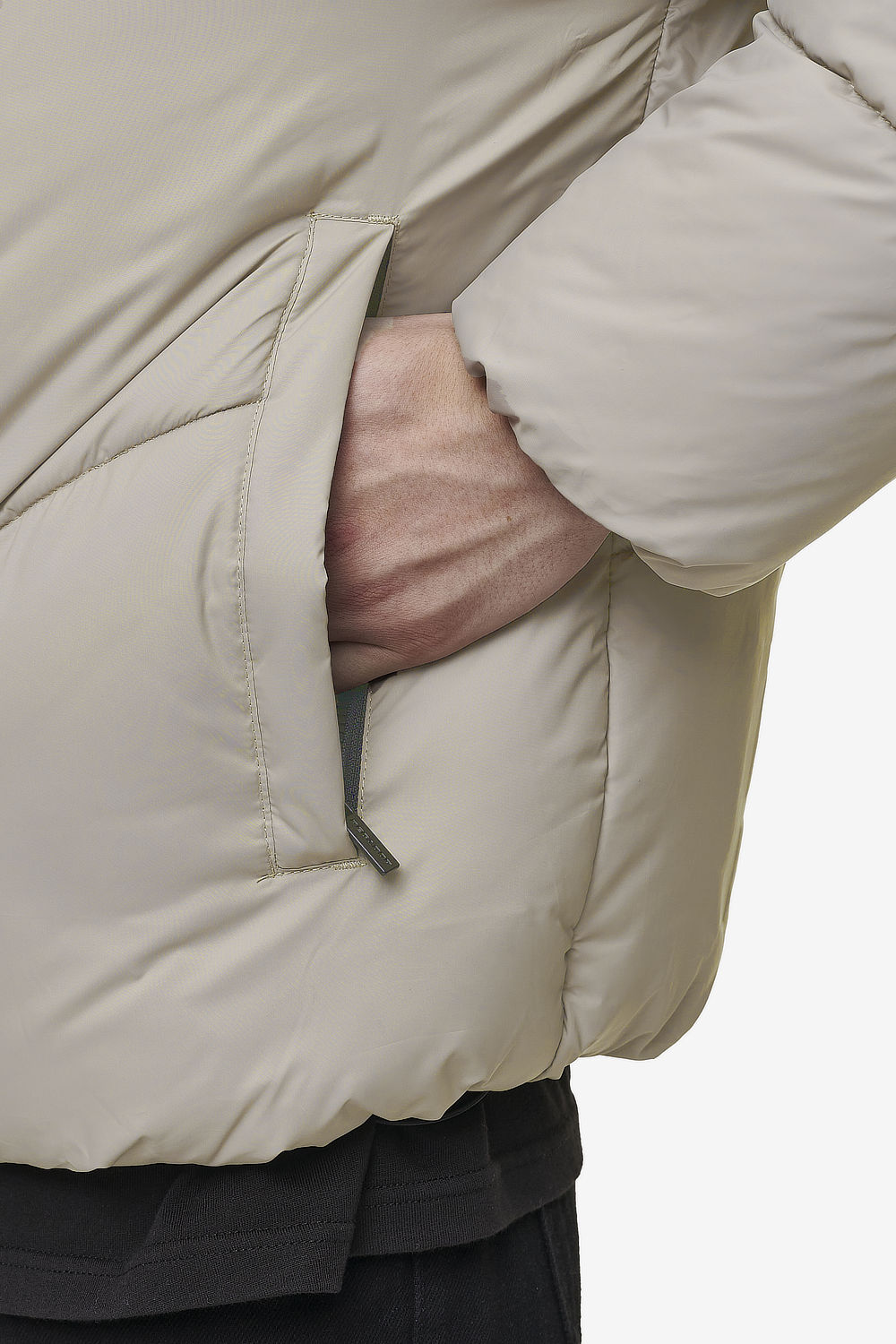 Pegador Anando Puffer Jacket Beige Detailshot aus der PEGADOR® Outerwear 24 Kollektion für Herren