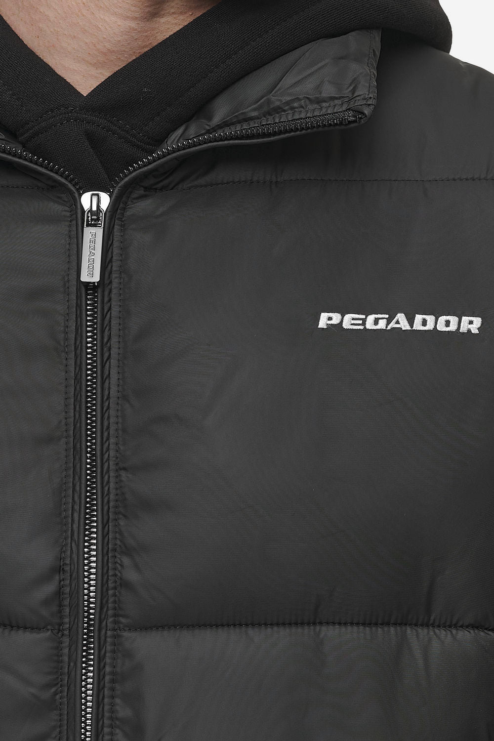 Pegador Landin Puffer Vest Black White Detailshot aus der PEGADOR® Outerwear 24 Kollektion für Herren