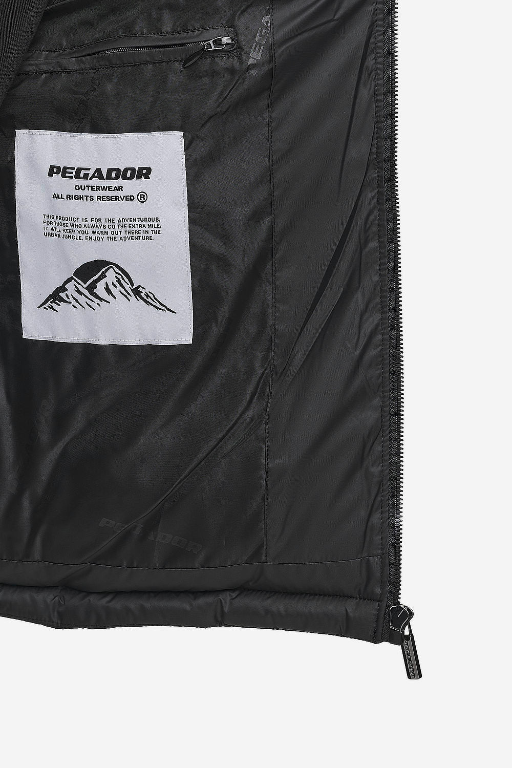 Pegador Landin Puffer Vest Black White Detailshot aus der PEGADOR® Outerwear 24 Kollektion für Herren