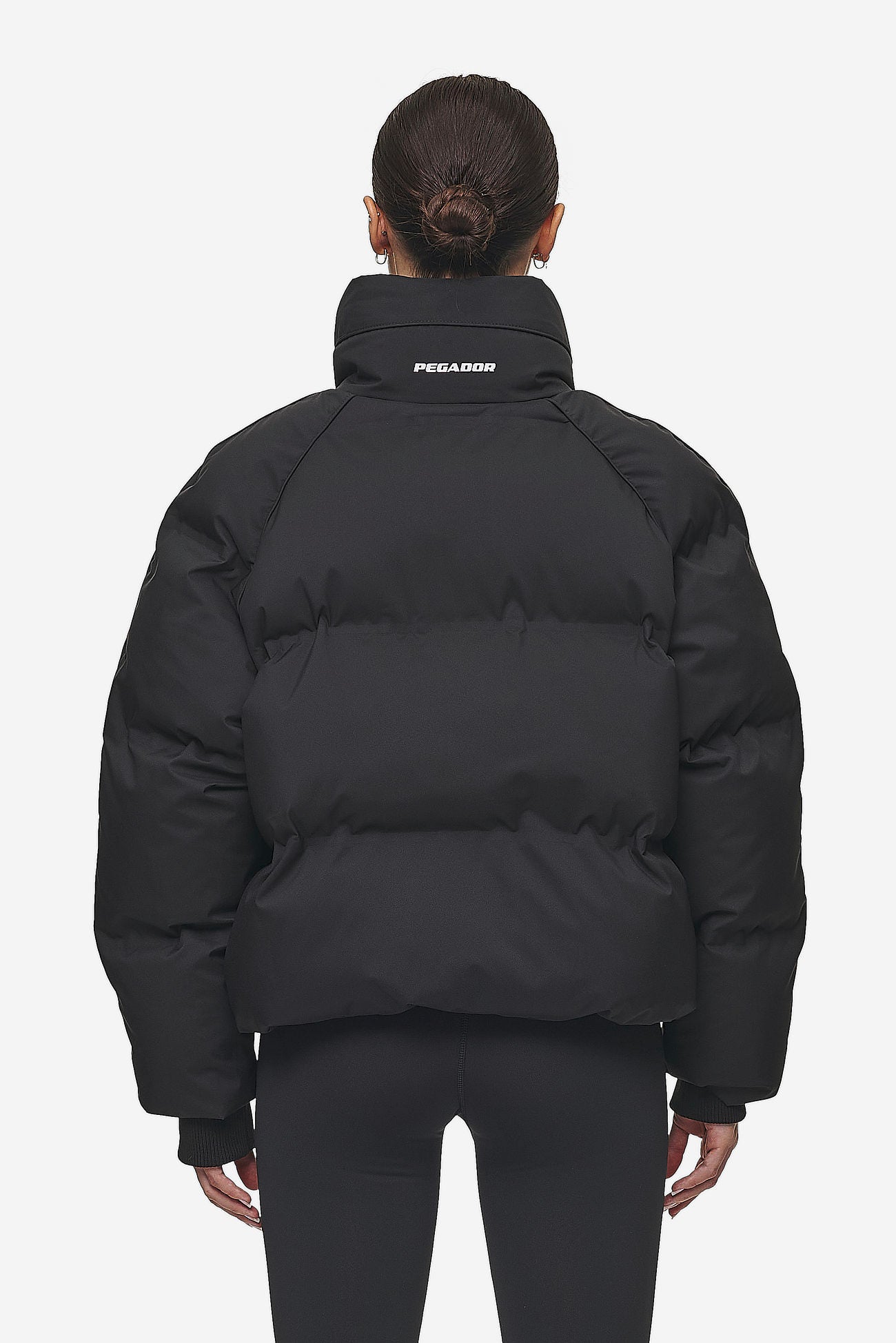 Pegador Henra Oversized Raglan Puffer Jacket Black Detailshot aus der PEGADOR® Outerwear 24 Kollektion für DaHerren