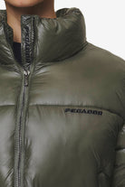 Pegador Georgia Light Glossy Puffer Jacket Mud Olive Detailshot aus der PEGADOR® Outerwear 24 Kollektion für DaHerren