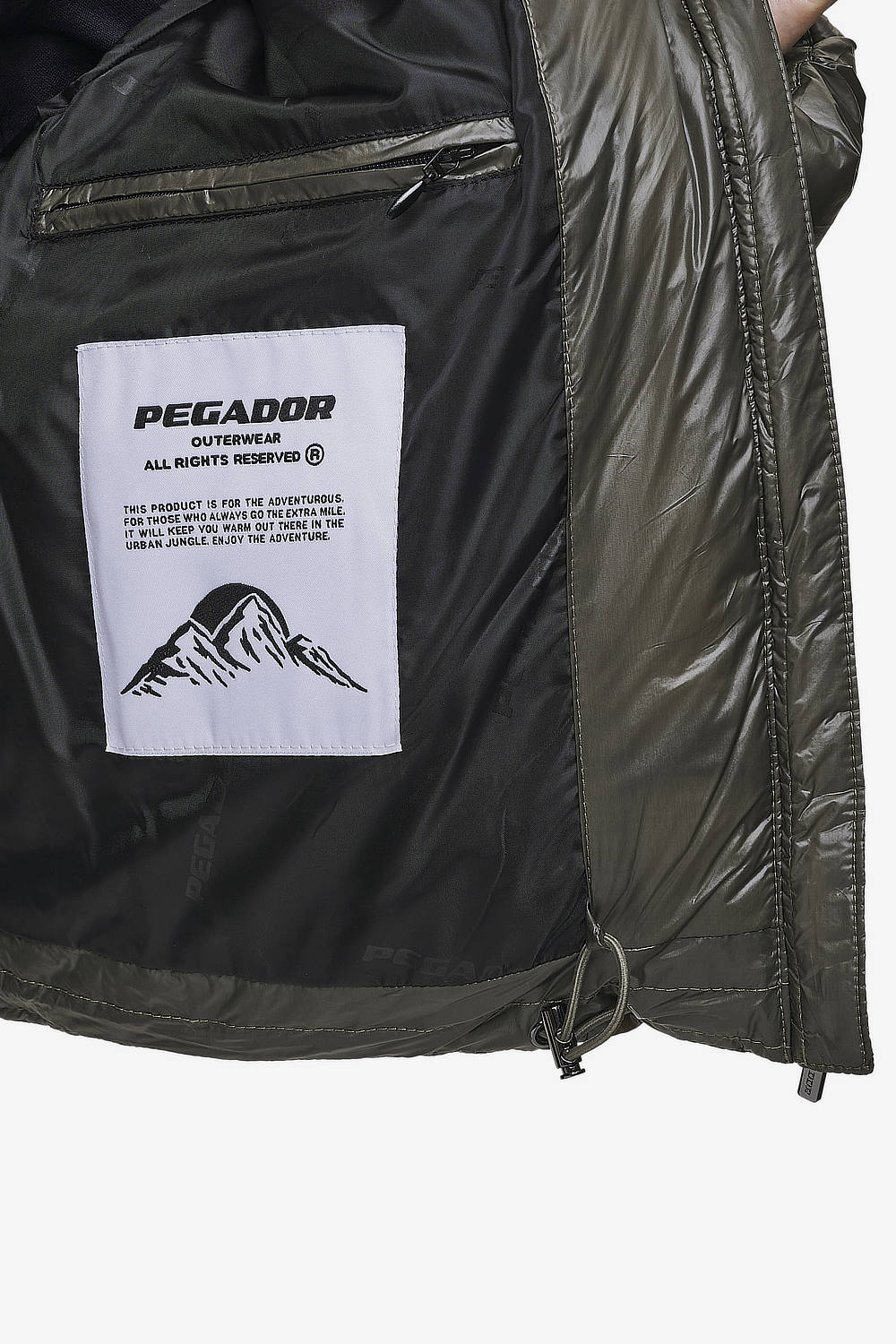 Pegador Georgia Light Glossy Puffer Jacket Mud Olive Detailshot aus der PEGADOR® Outerwear 24 Kollektion für DaHerren