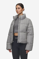 Pegador Georgia Puffer Jacket Rock Grey Seitenansicht aus der PEGADOR® Outerwear 24 Kollektion für DaHerren