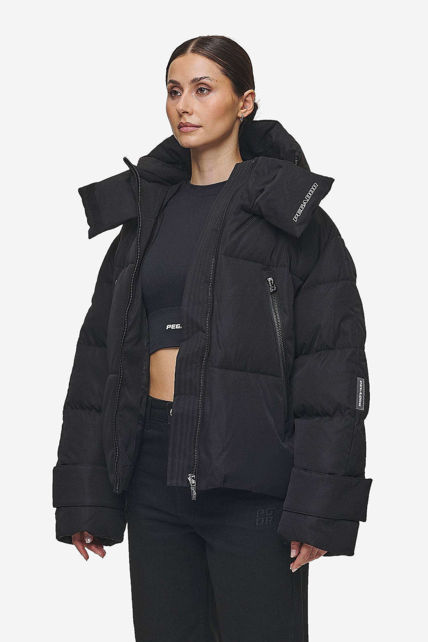 Pegador Fira Oversized Puffer Jacket Black Gegenansicht aus der PEGADOR® Outerwear 24 Kollektion für DaHerren