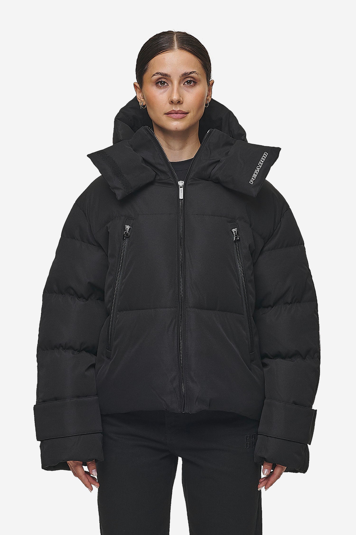 Pegador Fira Oversized Puffer Jacket Black Seitenansicht aus der PEGADOR® Outerwear 24 Kollektion für DaHerren