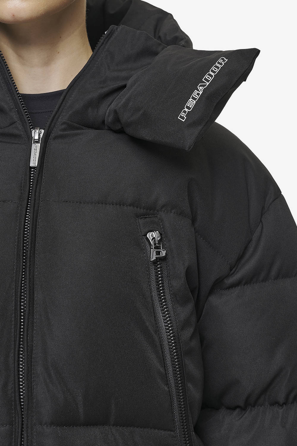 Pegador Fira Oversized Puffer Jacket Black Detailshot aus der PEGADOR® Outerwear 24 Kollektion für DaHerren