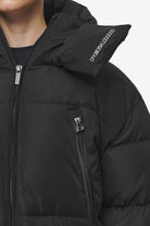 Pegador Fira Oversized Puffer Jacket Black Detailshot aus der PEGADOR® Outerwear 24 Kollektion für DaHerren