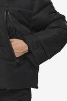 Pegador Fira Oversized Puffer Jacket Black Detailshot aus der PEGADOR® Outerwear 24 Kollektion für DaHerren