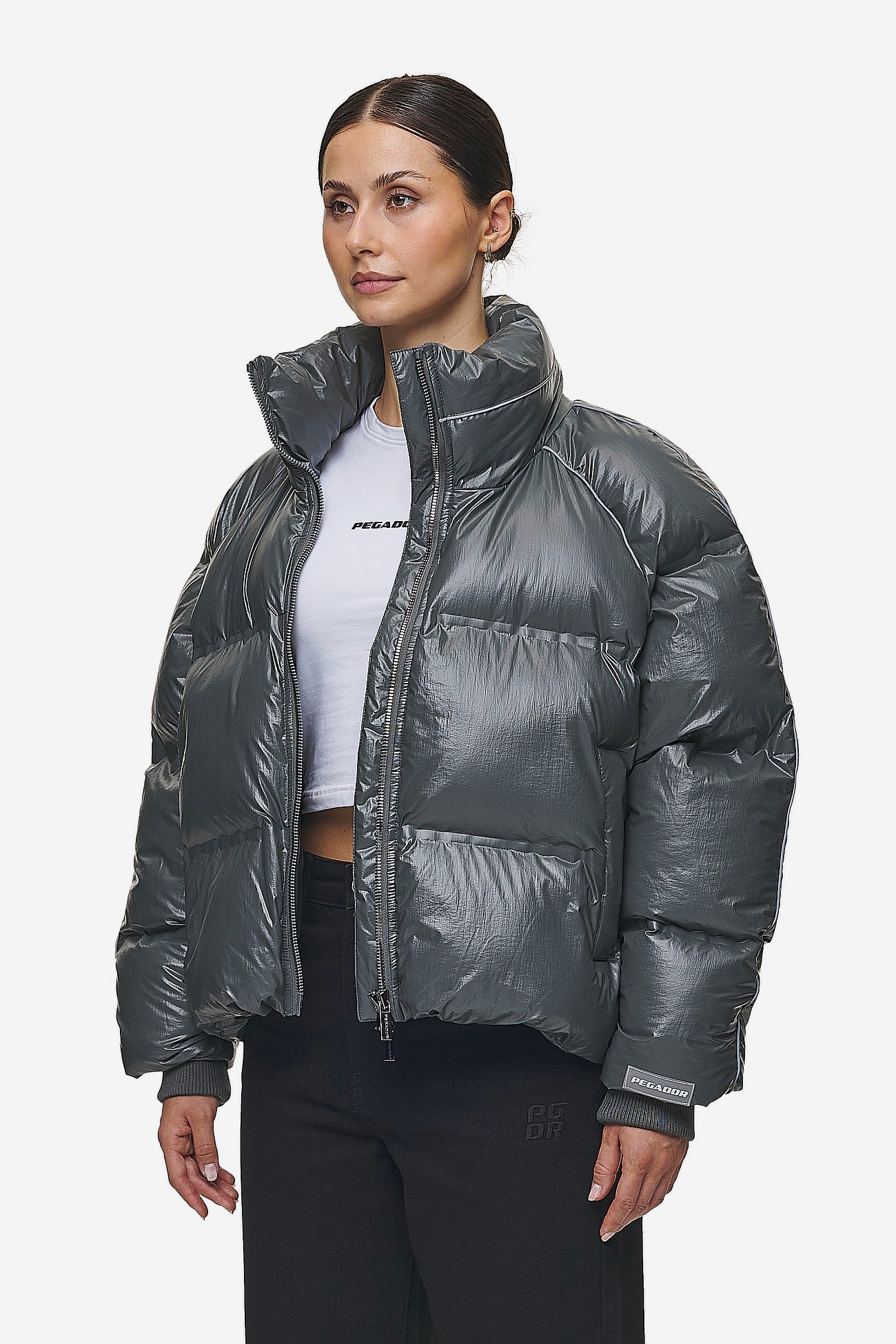 Pegador Henra Crushed Glossy Oversized Raglan Puffer Jacket Anthracite Gegenansicht aus der PEGADOR® Outerwear 24 Kollektion für DaHerren