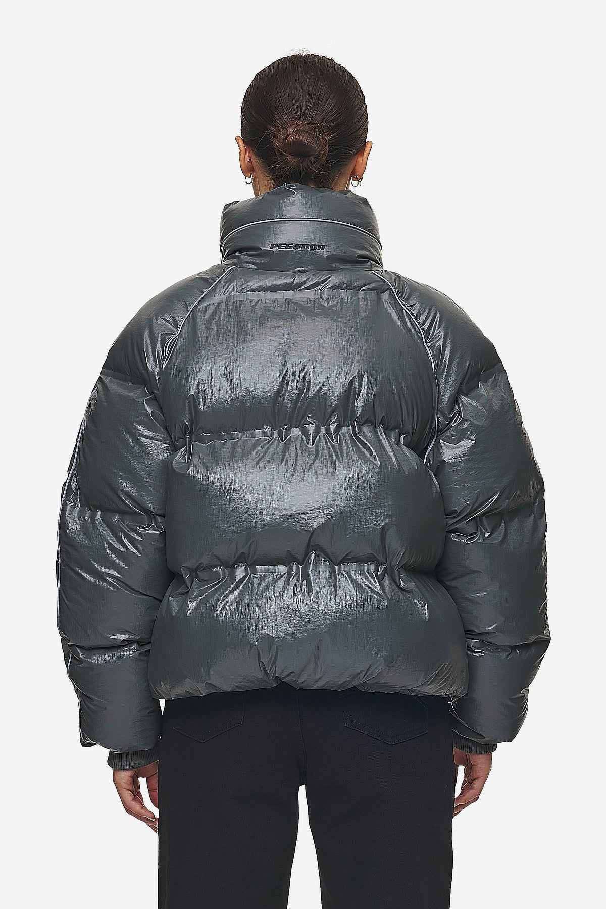 Pegador Henra Crushed Glossy Oversized Raglan Puffer Jacket Anthracite Detailshot aus der PEGADOR® Outerwear 24 Kollektion für DaHerren