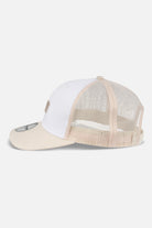 Pegador P Logo Baseball Trucker Cap White Desert Sand Ganzkörper Bild aus der Never Too Late Kollektion für Herren