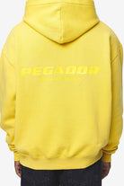 Pegador Colne Logo Oversized Hoodie Vintage Washed Solar Yellow Gum Detailshot aus der Trust The Process Kollektion für Herren