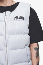 Pegador Aberdeen Round Neck Puffer Vest Dusk Grey Detailshot aus der Trust The Process Kollektion für Herren