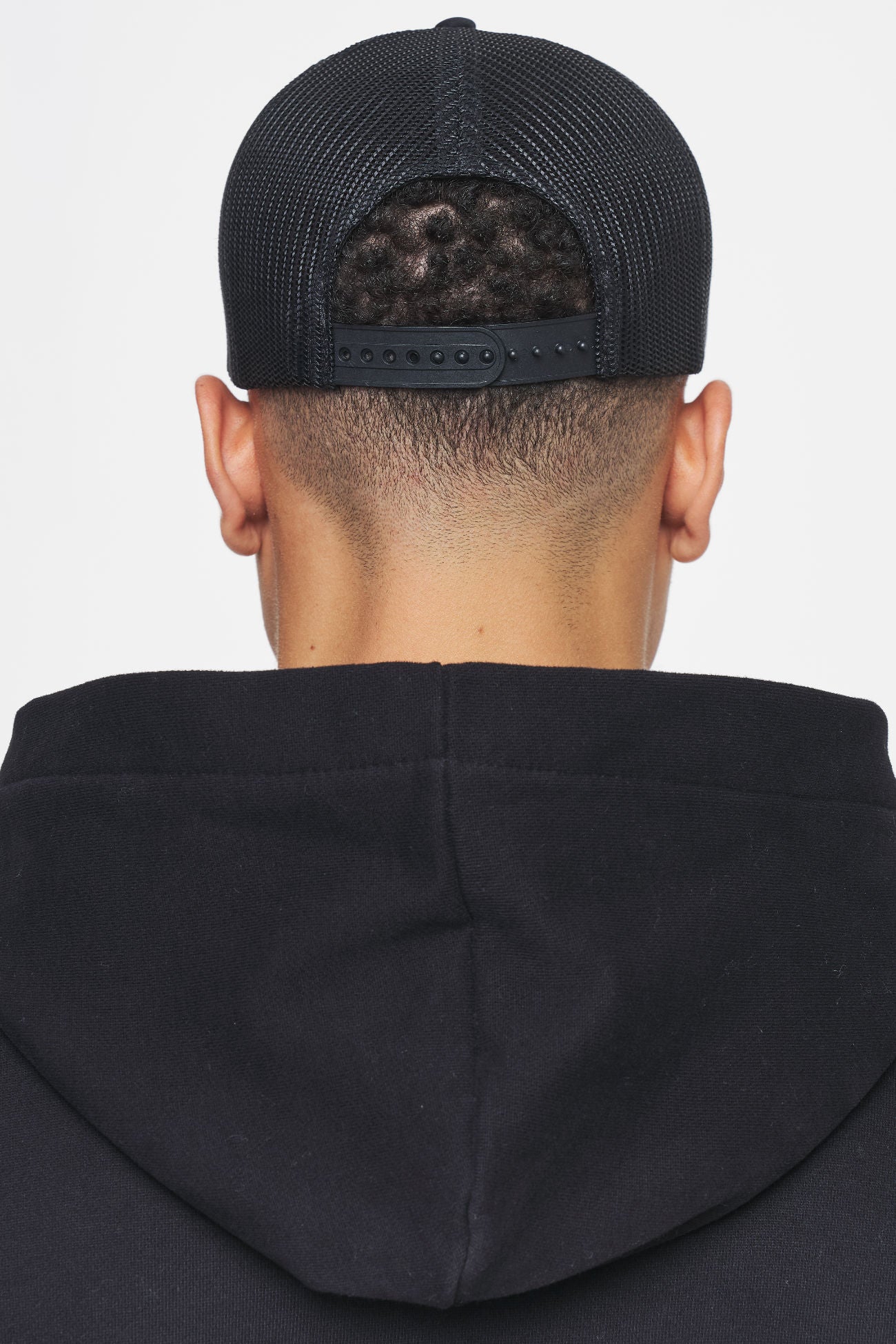 Pegador Cali Trucker Cap White Black Seitenansicht aus der Ahead of Time Kollektion für Herren