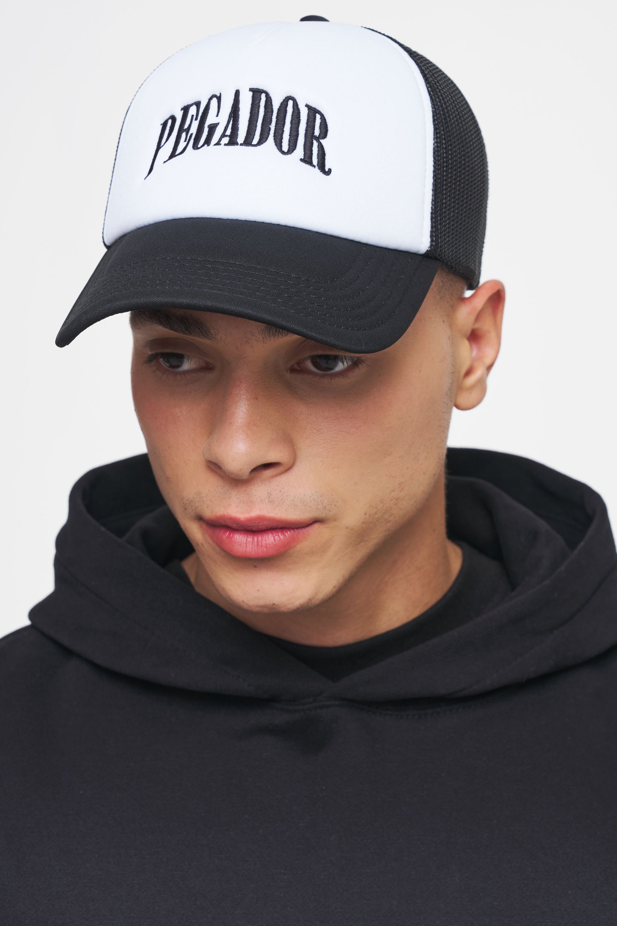 Pegador Cali Trucker Cap White Black Hauptansicht aus der Ahead of Time Kollektion für Herren