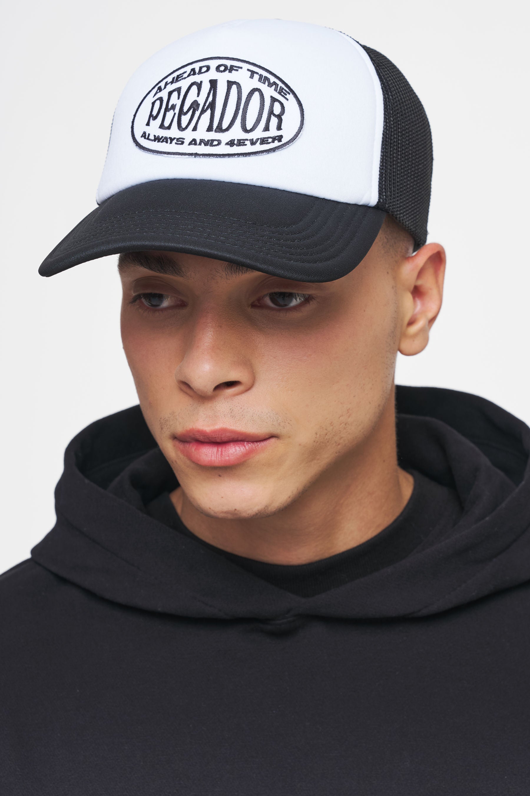 Pegador Laholm Trucker Cap White Black Hauptansicht aus der Ahead of Time Kollektion für Herren