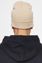 Pegador Cali Beanie Sand White Seitenansicht aus der Ahead of Time Kollektion für Herren
