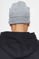 Pegador Logo Beanie Grey White Seitenansicht aus der Ahead of Time Kollektion für Herren