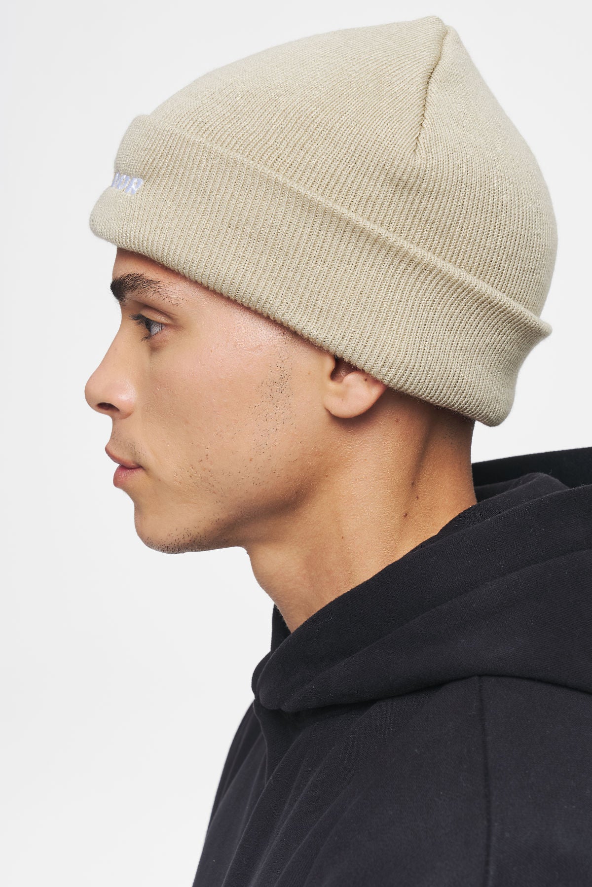 Pegador Logo Beanie Sand White Ganzkörper Bild aus der Ahead of Time Kollektion für Herren