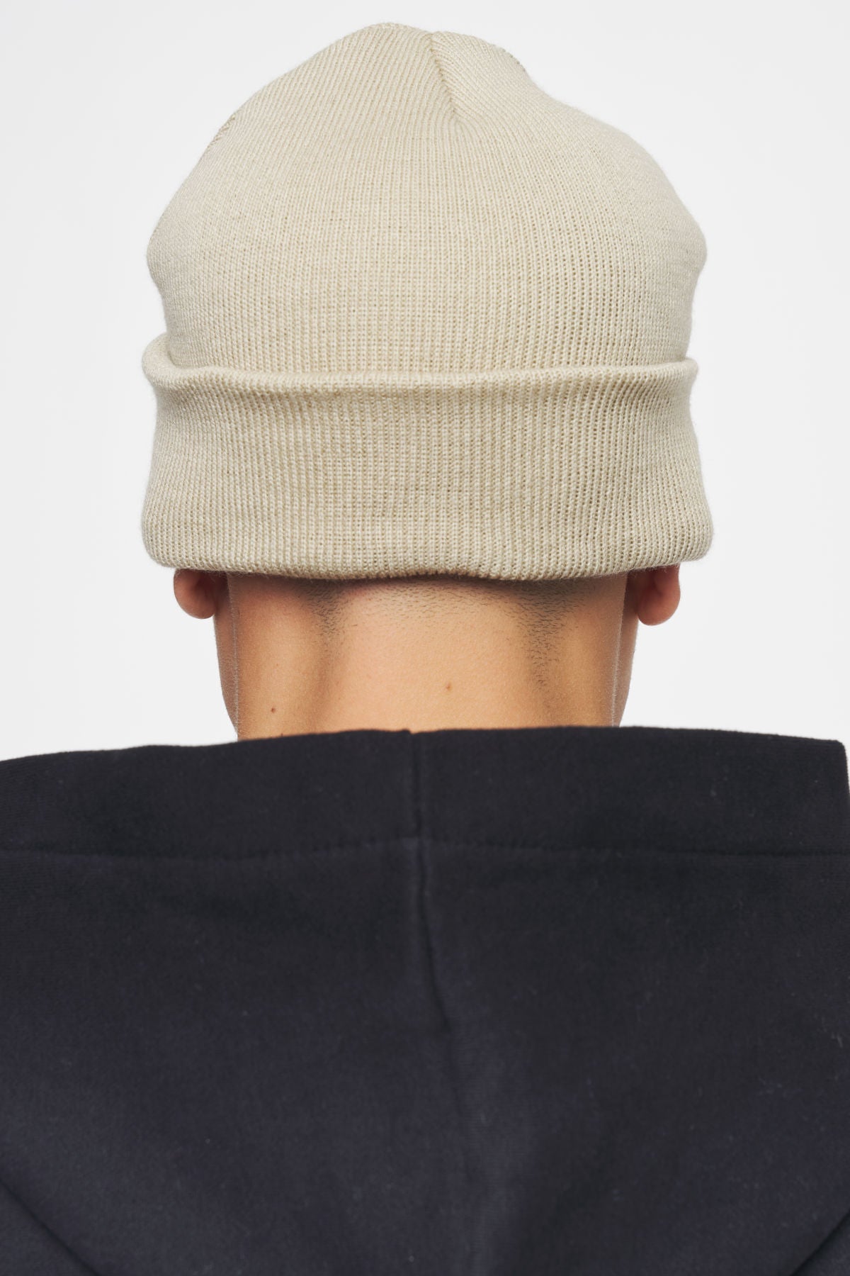 Pegador Logo Beanie Sand White Seitenansicht aus der Ahead of Time Kollektion für Herren