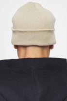 Pegador Logo Beanie Sand White Seitenansicht aus der Ahead of Time Kollektion für Herren