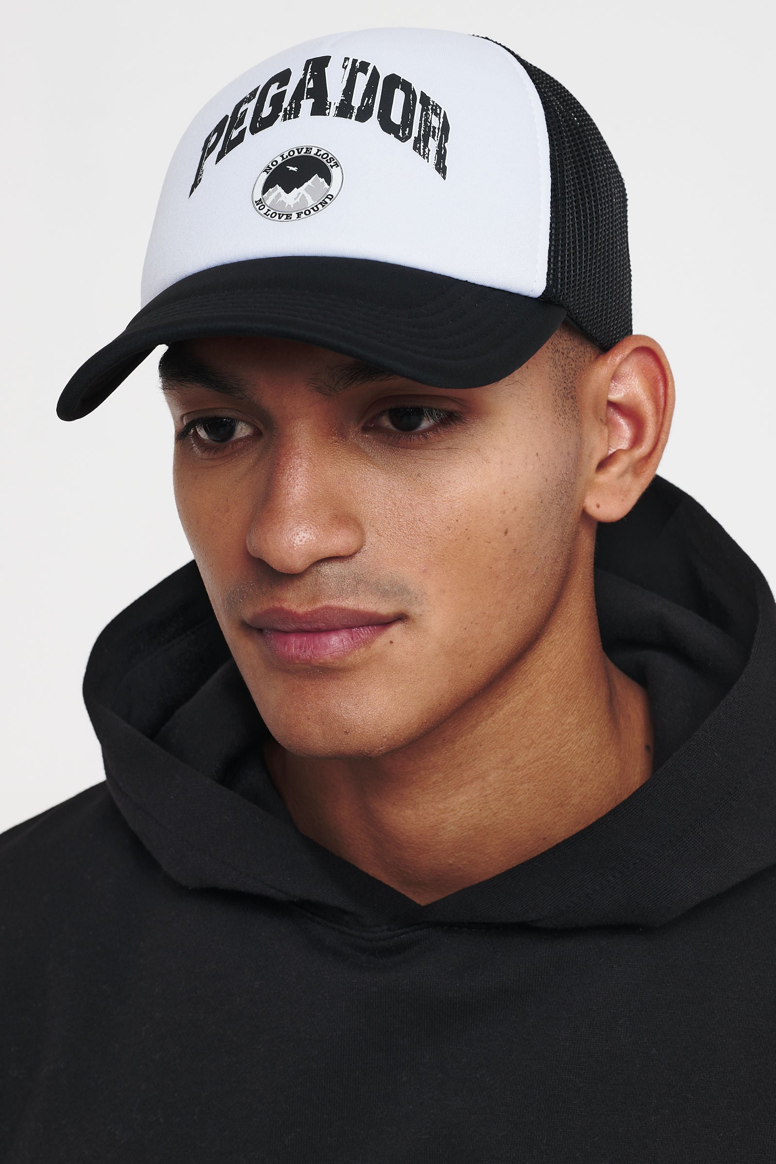 Pegador Ottawa Trucker Cap White Black Hauptansicht aus der Cold Hearted Kollektion für Herren