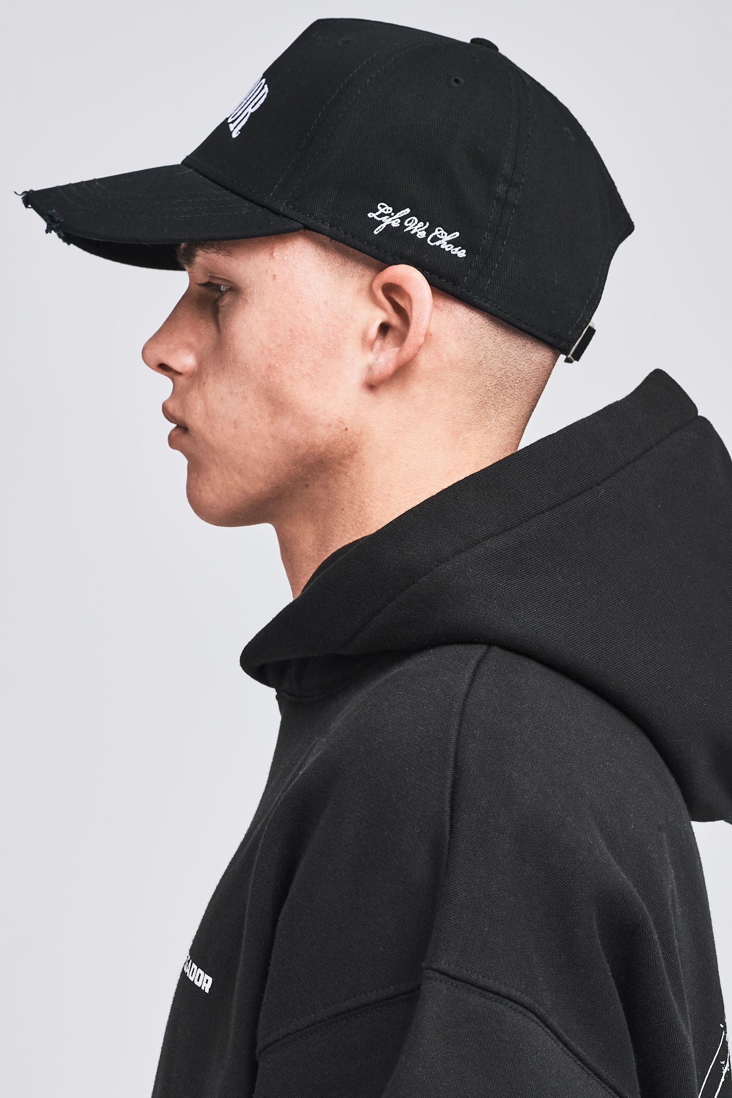 Pegador Cali LWC Destroyed Cap Black White Ganzkörper Bild aus der Life We Chose Kollektion für Herren