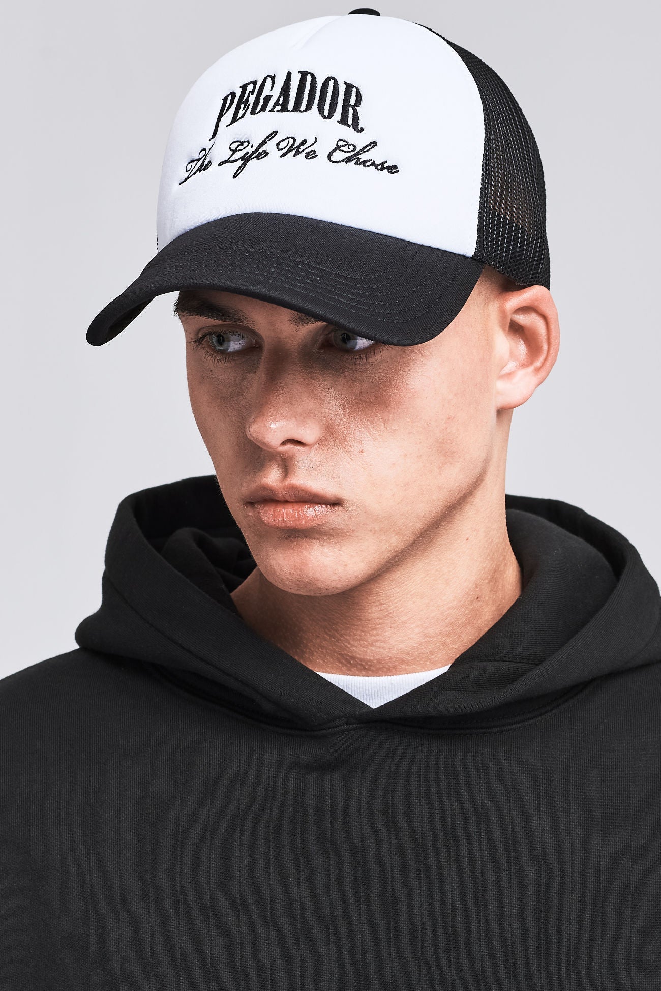 Pegador The Life We Chose Trucker Cap White Black Hauptansicht aus der Life We Chose Kollektion für Herren