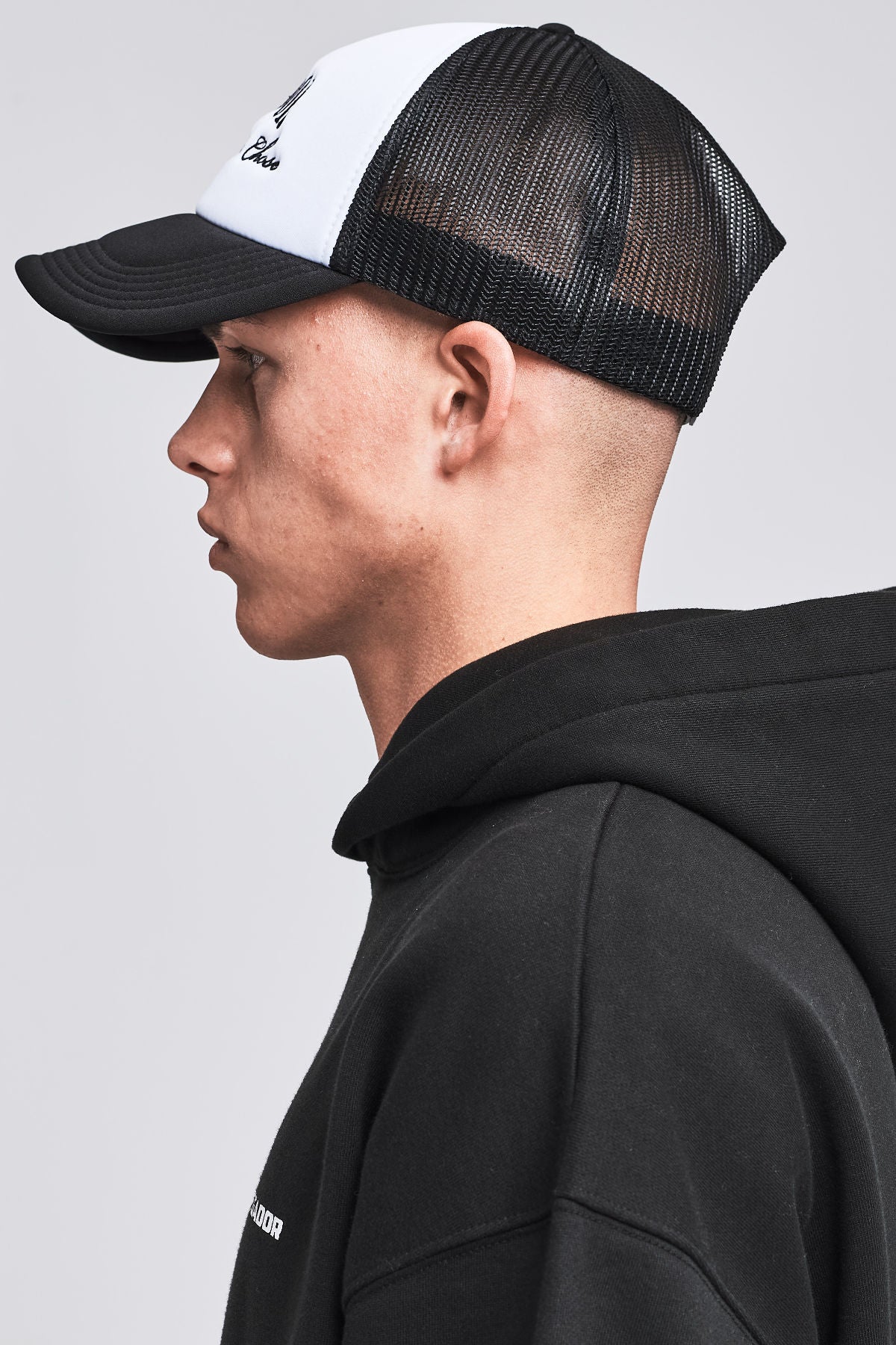 Pegador The Life We Chose Trucker Cap White Black Ganzkörper Bild aus der Life We Chose Kollektion für Herren