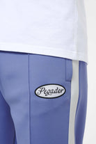 Pegador Davie Wide Track Pants Magic Violet Angels Cream Detailshot aus der Trust The Process Kollektion für Herren