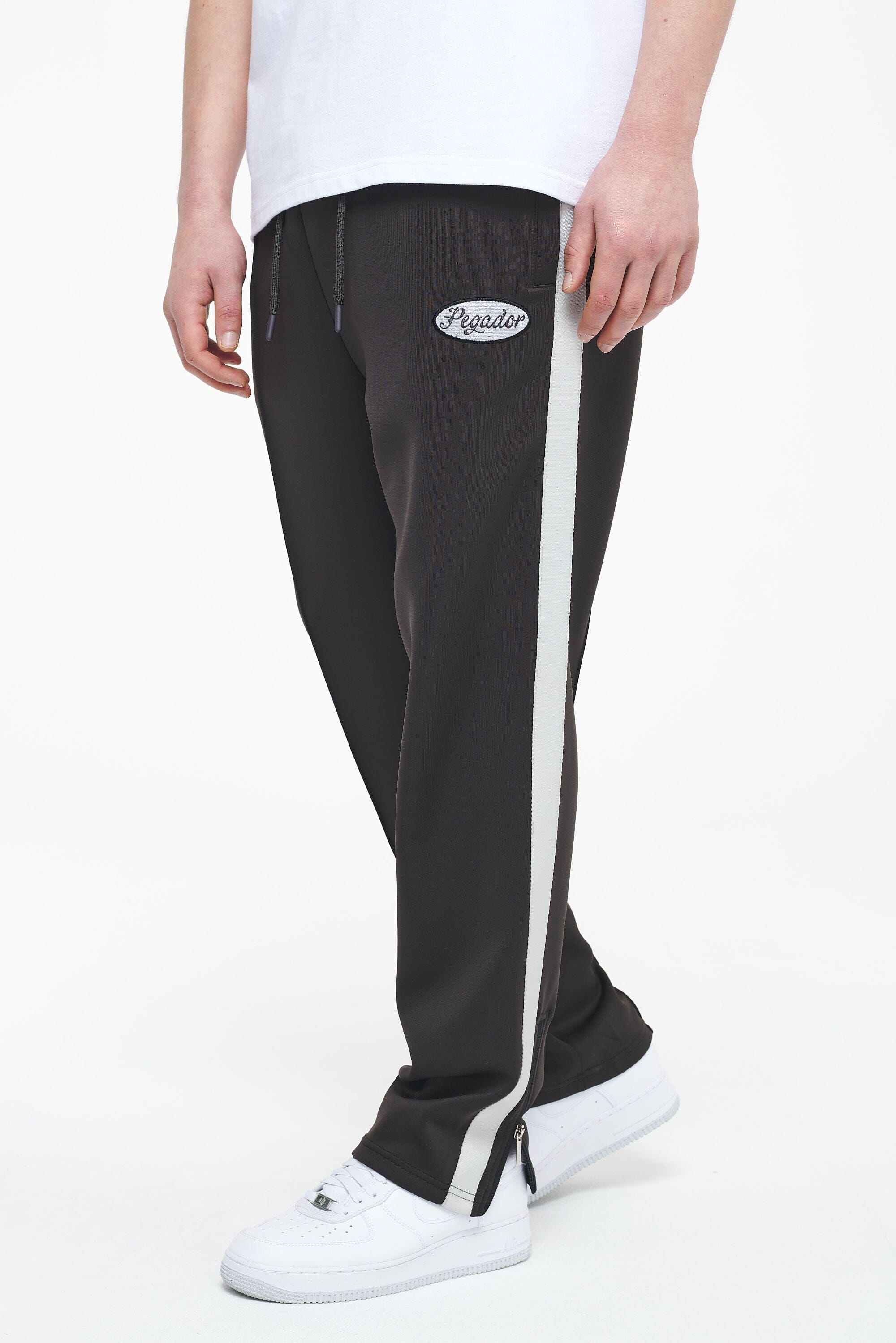 Pegador Davie Wide Track Pants Black Ink Angels Cream Hauptansicht aus der Trust The Process Kollektion für Herren