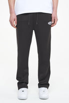 Pegador Davie Wide Track Pants Black Ink Angels Cream Seitenansicht aus der Trust The Process Kollektion für Herren