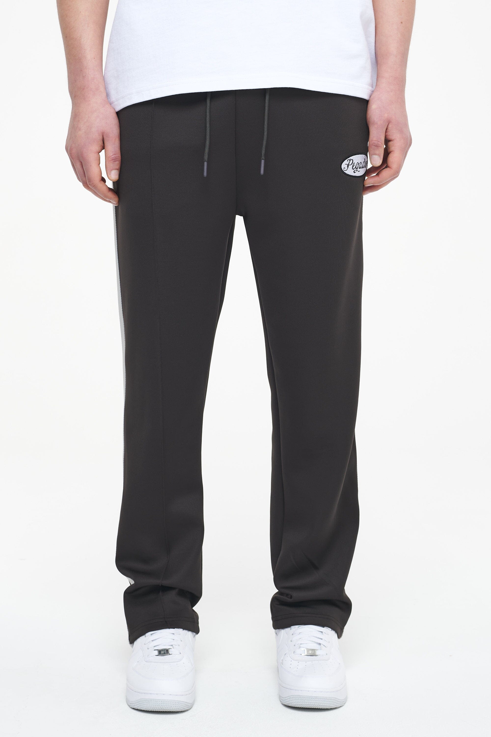 Pegador Davie Wide Track Pants Black Ink Angels Cream Seitenansicht aus der Trust The Process Kollektion für Herren