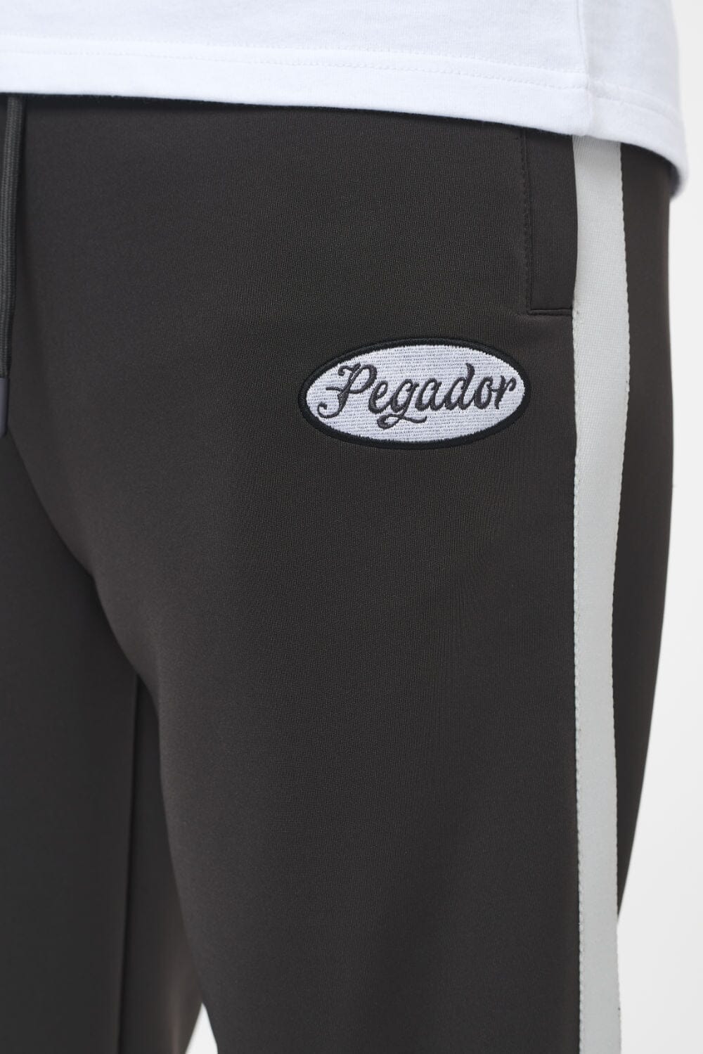 Pegador Davie Wide Track Pants Black Ink Angels Cream Detailshot aus der Trust The Process Kollektion für Herren