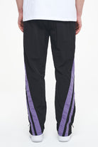 Pegador Ascot Track Pants Black Magic Violet Seitenansicht aus der Trust The Process Kollektion für Herren