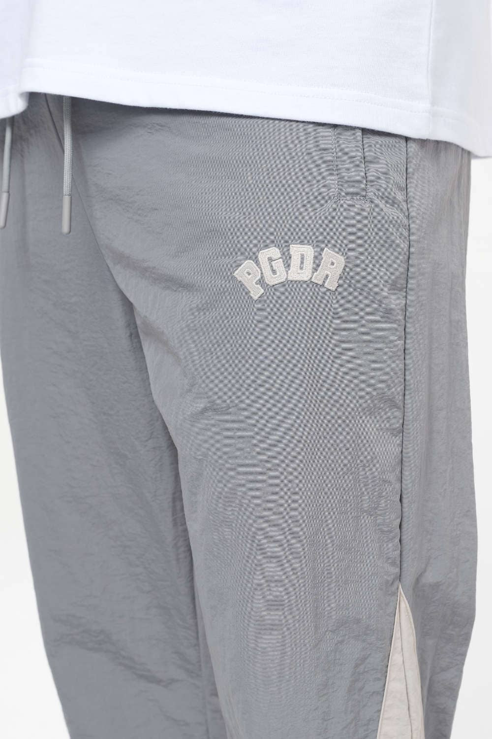 Pegador Ascot Track Pants Dusk Grey Angels Cream Detailshot aus der Trust The Process Kollektion für Herren