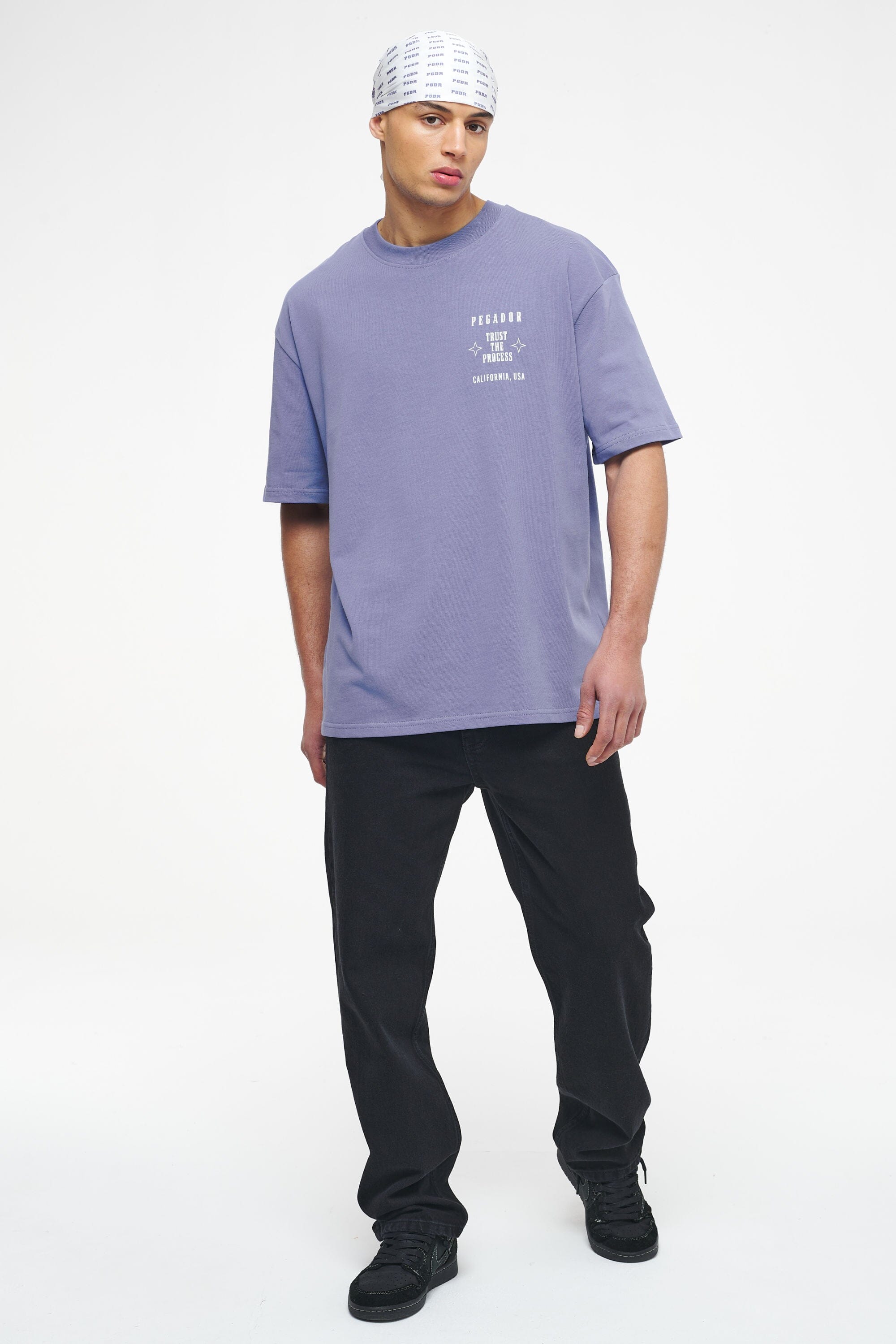 Pegador Salal Oversized Tee Vintage Washed Magic Violet Ganzkörper Bild aus der Trust The Process Kollektion für Herren